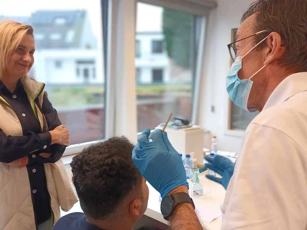 Vlaams minister Crevits woont mondscreening bij in het Huis van het Kind Edith in Oostende
